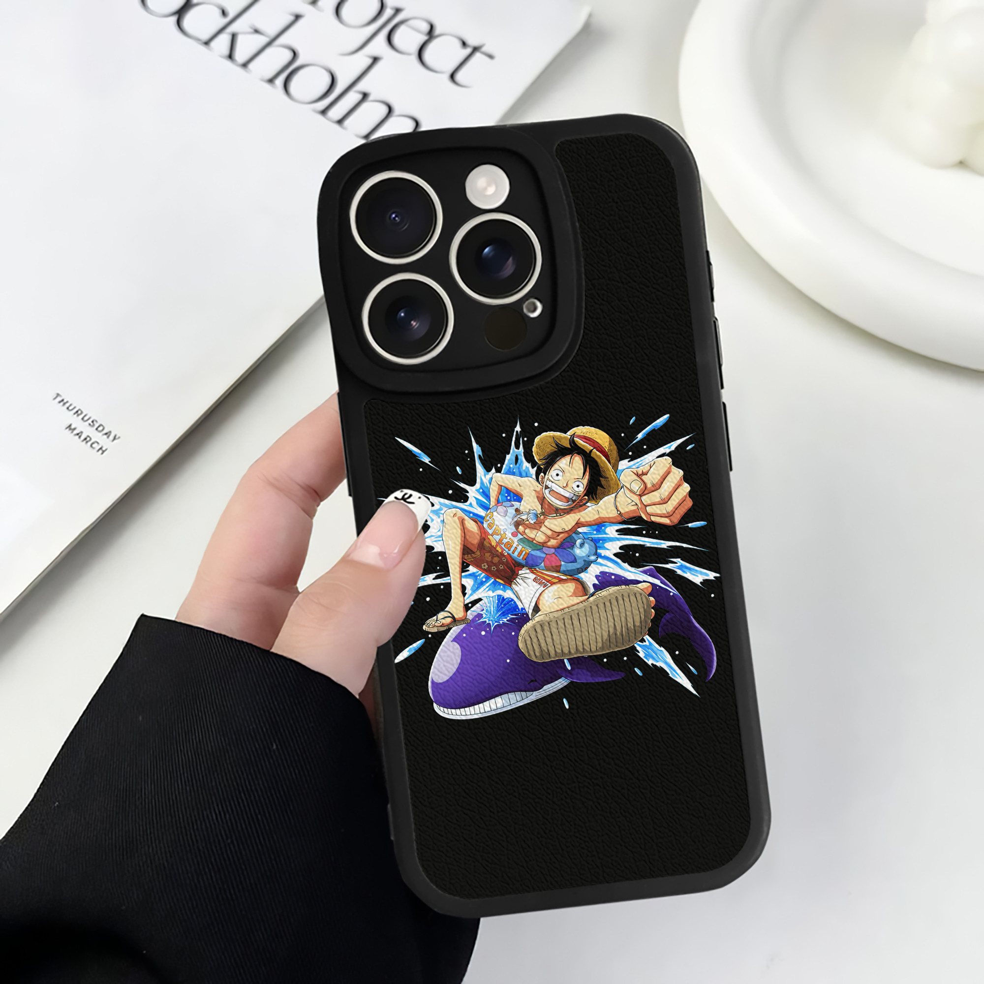 （画像用） ワンピース モンキー・D・ルフィ ONE PIECE Monkey D. Luffy 【iPhone 16シリーズ対応】シリコンスマホケース（レザー調） 材質：シリコン